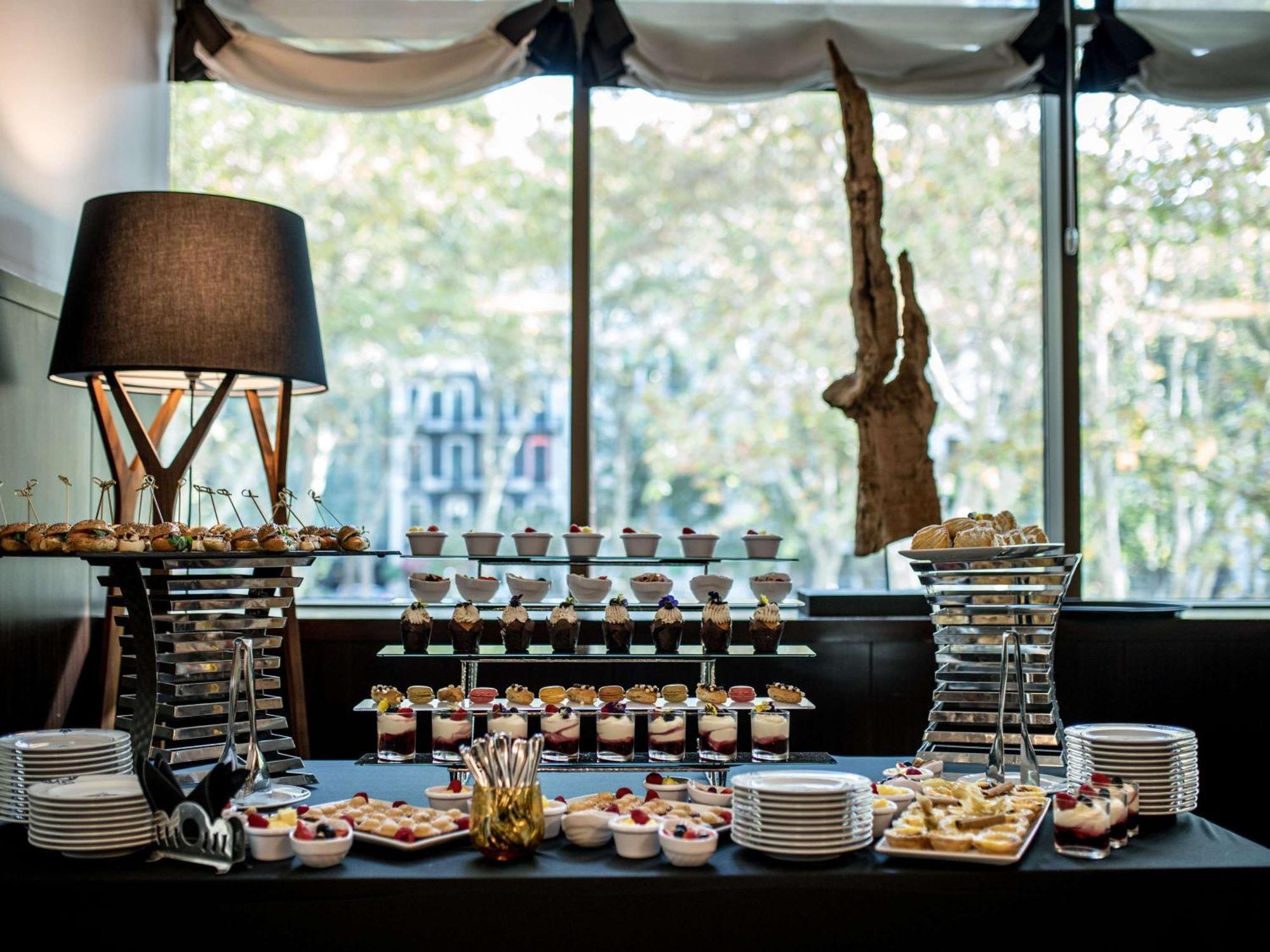 Sofitel Lisbon Liberdade Hotel Exterior photo A dessert buffet