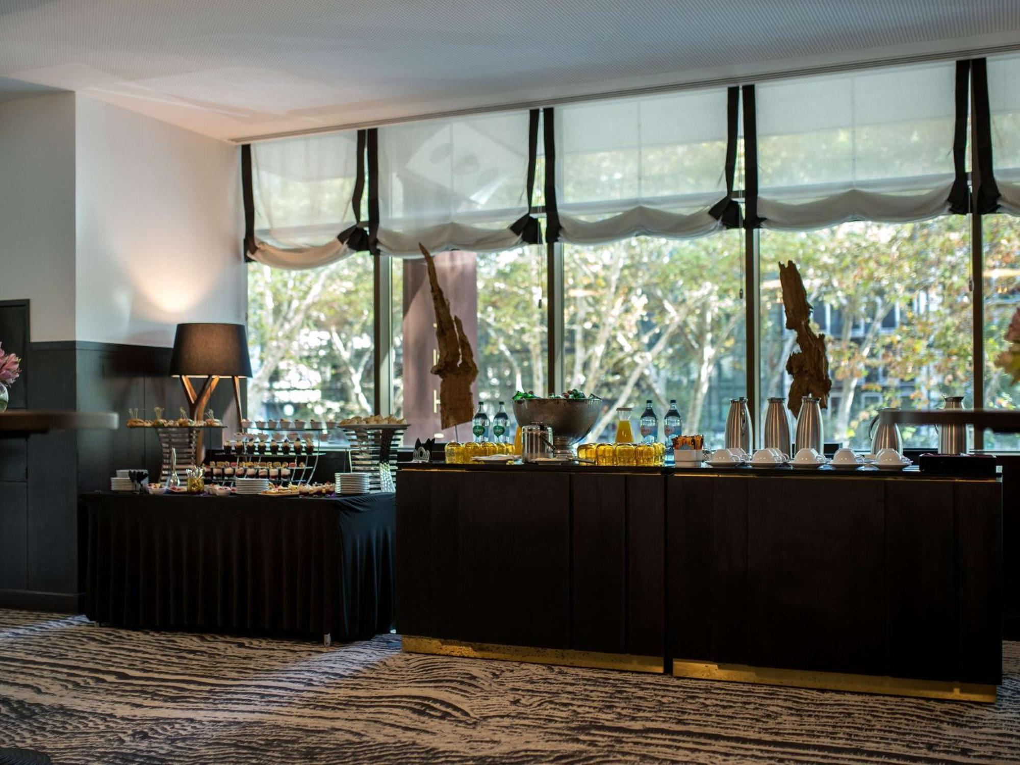 Sofitel Lisbon Liberdade Hotel Exterior photo A buffet at a hotel