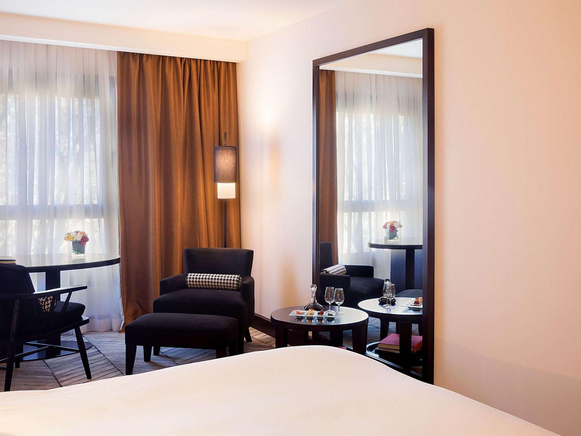 Sofitel Lisbon Liberdade Hotel Exterior photo A room at the hotel