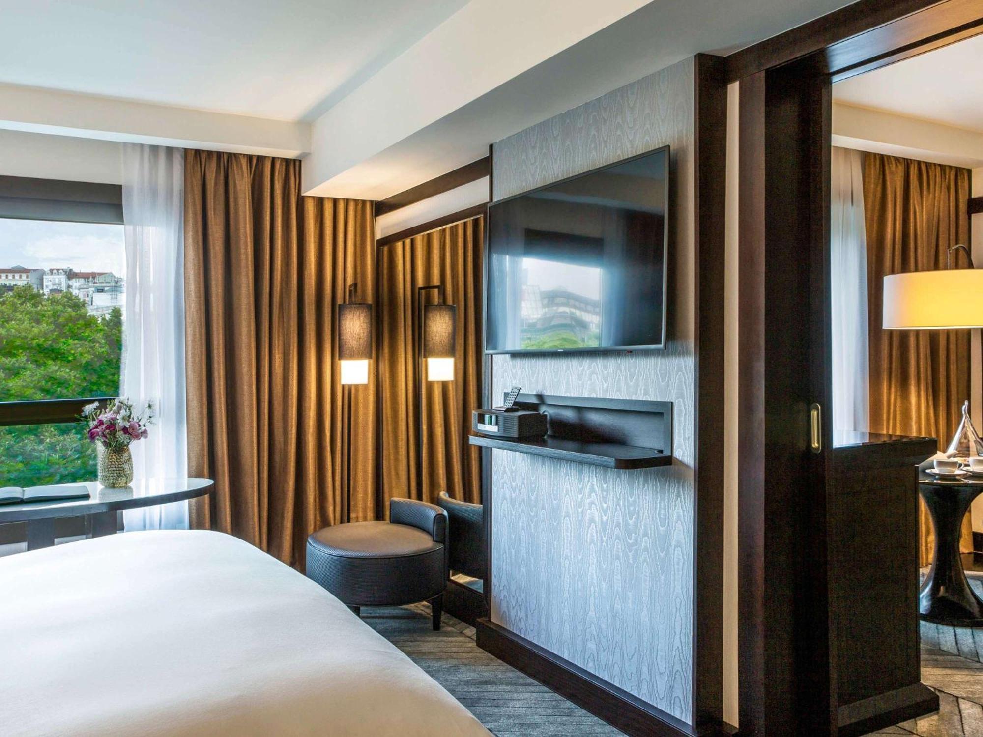 Sofitel Lisbon Liberdade Hotel Exterior photo A room at the hotel