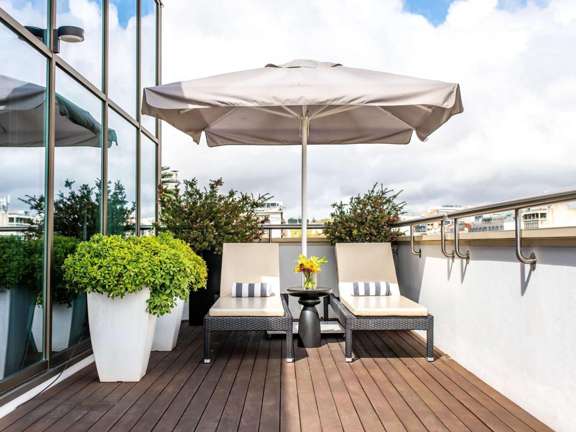 Sofitel Lisbon Liberdade Hotel Exterior photo A balcony