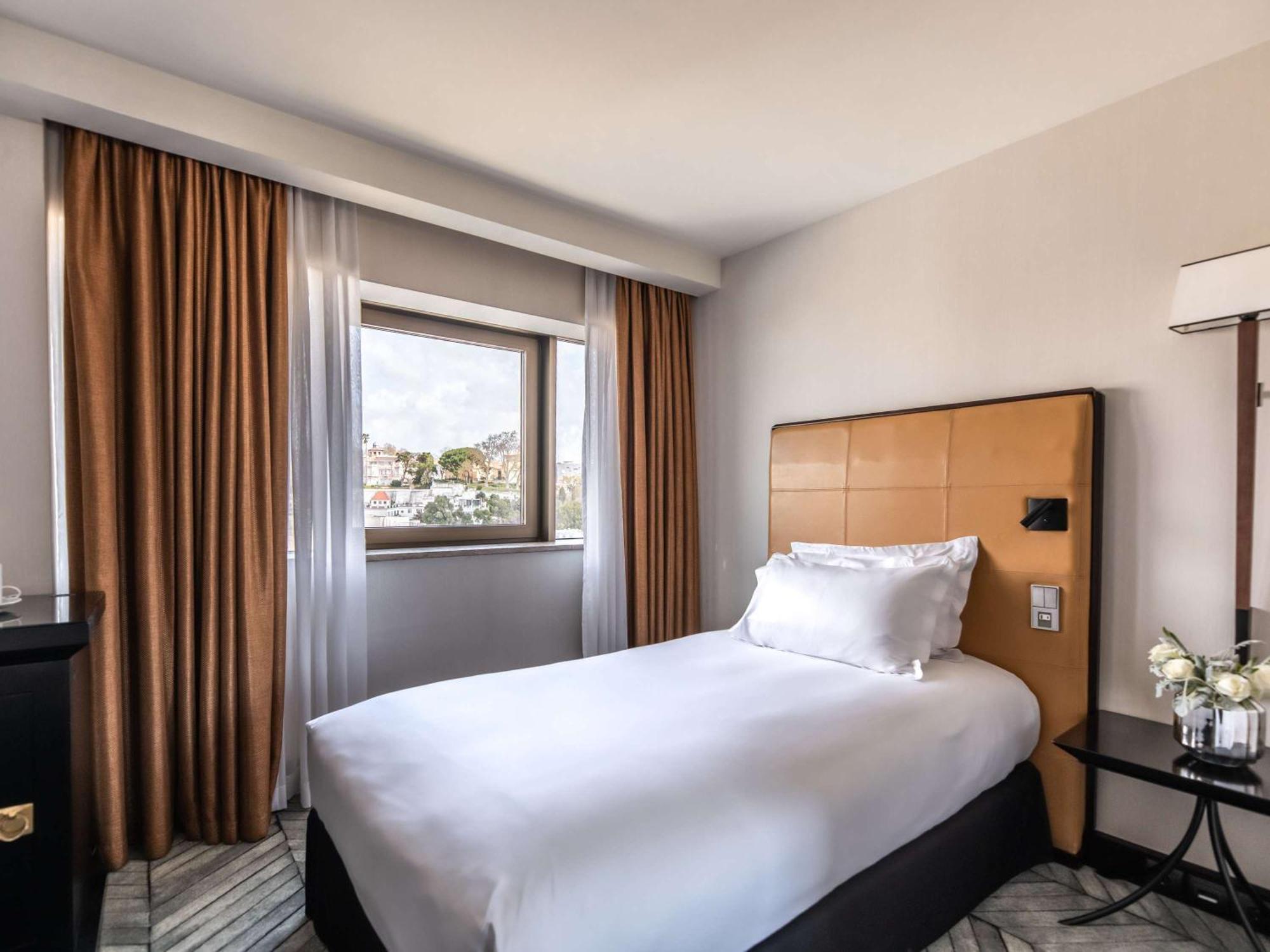 Sofitel Lisbon Liberdade Hotel Exterior photo A single room at the hotel