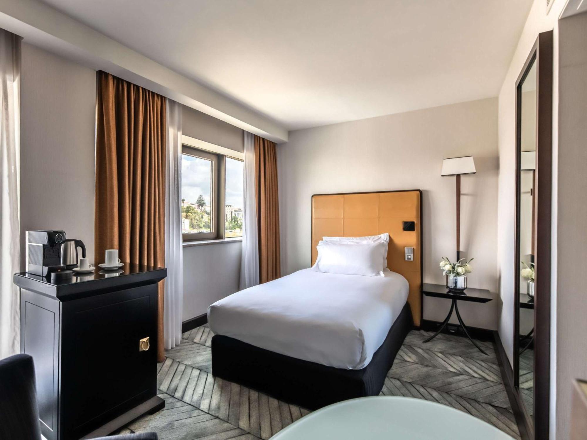 Sofitel Lisbon Liberdade Hotel Exterior photo A single room at the hotel
