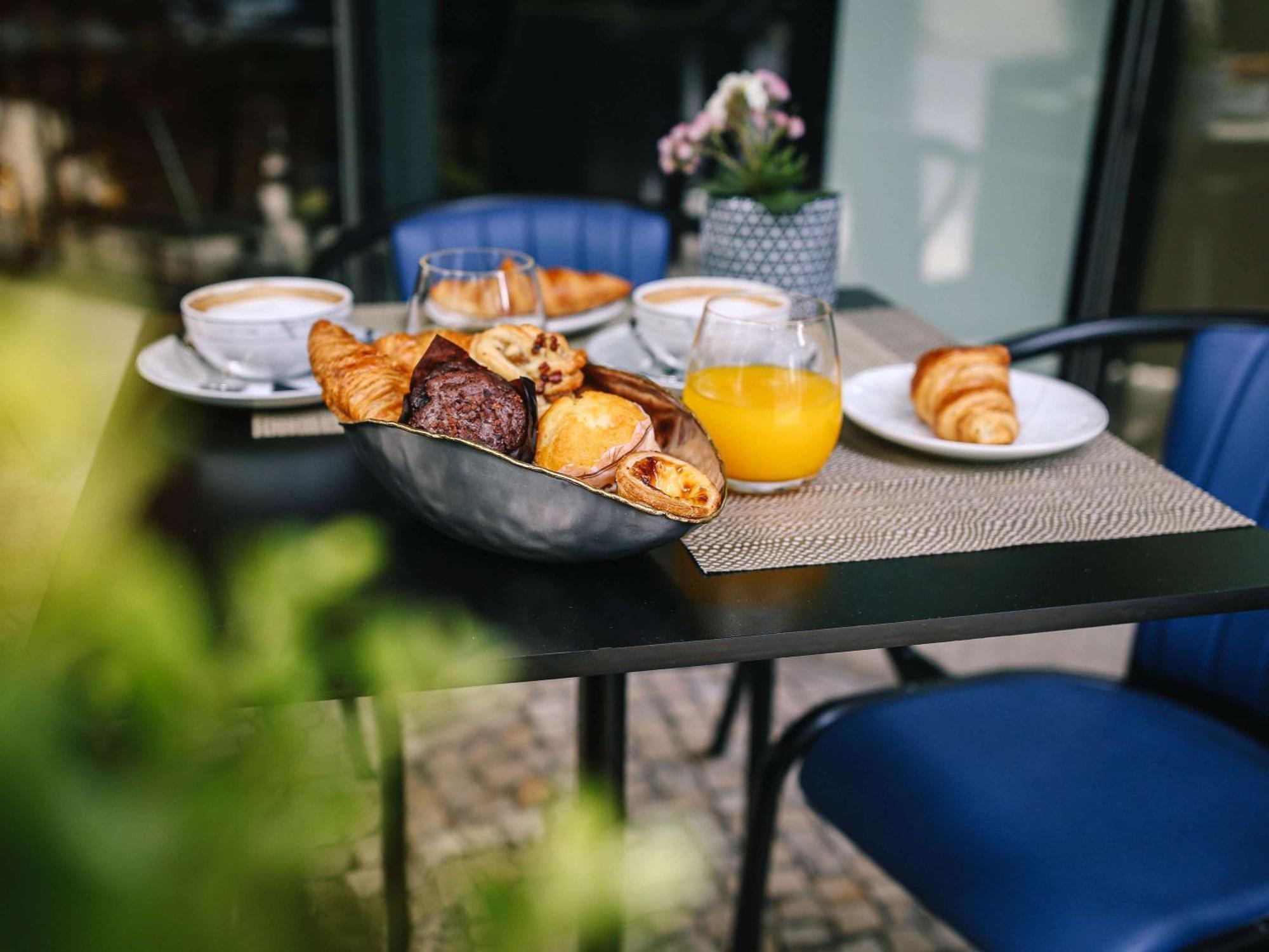 Sofitel Lisbon Liberdade Hotel Exterior photo Breakfast at the hotel